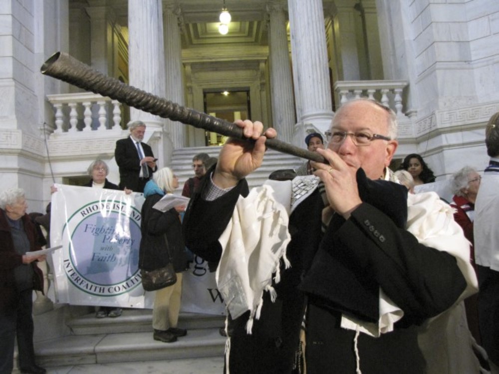 Rabbi Wayne Franklin sounds the shofar.